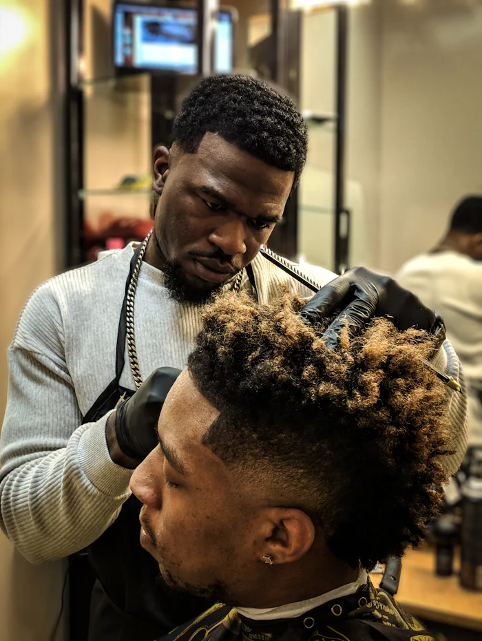 Barbero definiendo un corte con rizos