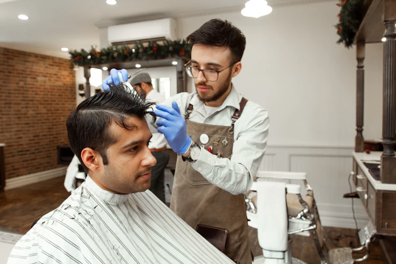 Barbero puliendo el acabado de un corte clásico