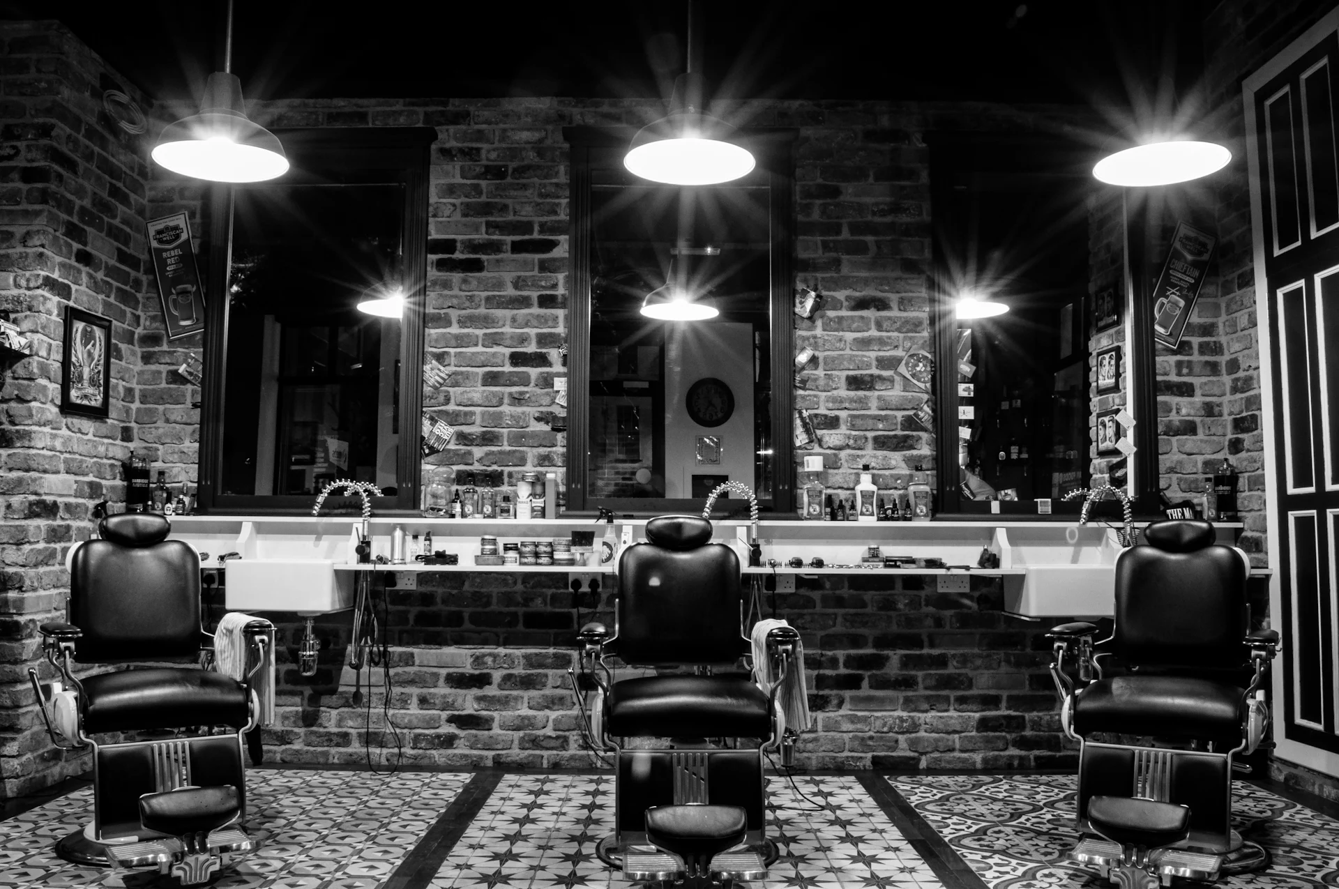 Interior de Barbers Academy Peru: sillones clásicos de barbería bajo luz cálida