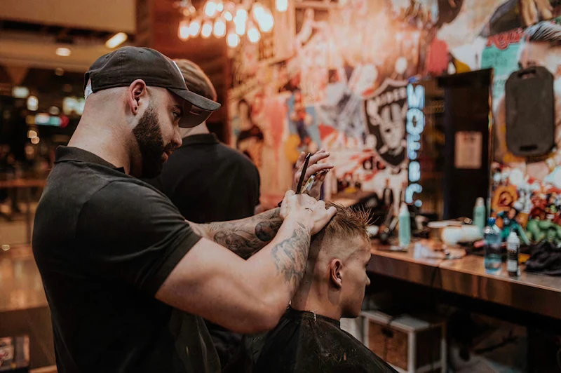 Barbero realizando un corte fade en estudio