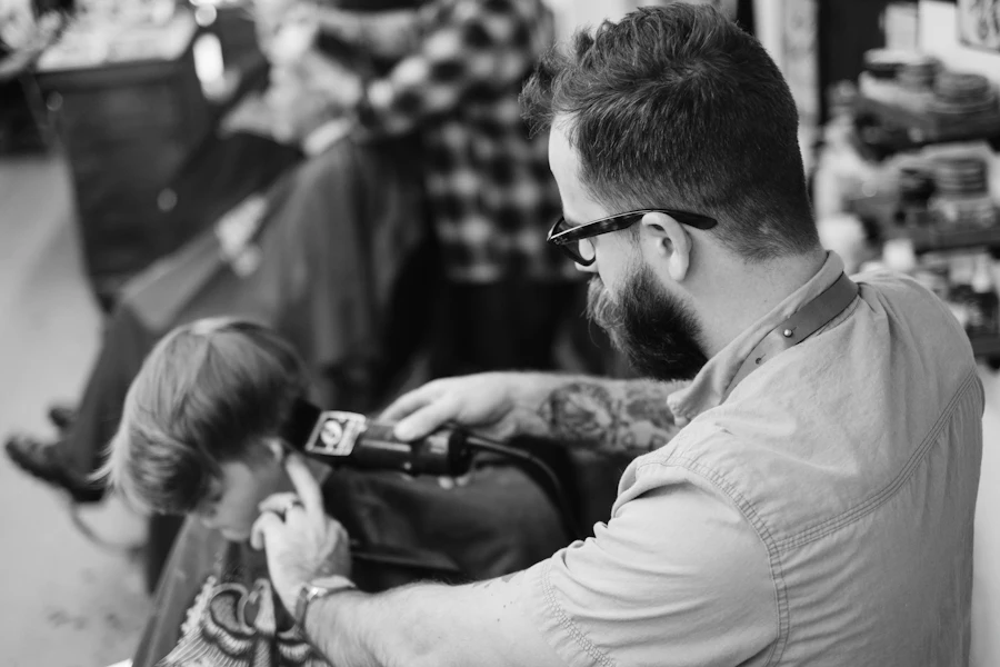 Equipo de barberos trabajando en el estudio
